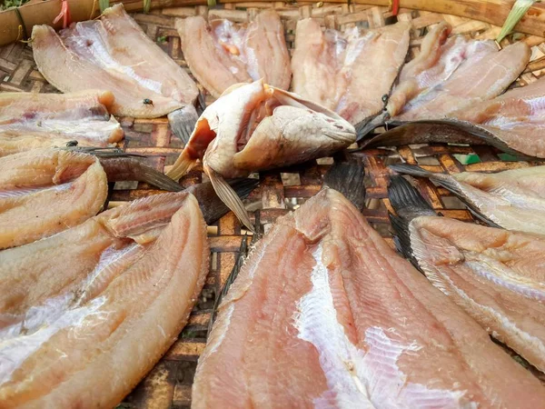 竹地板上的咸咸鱼干 — 图库照片
