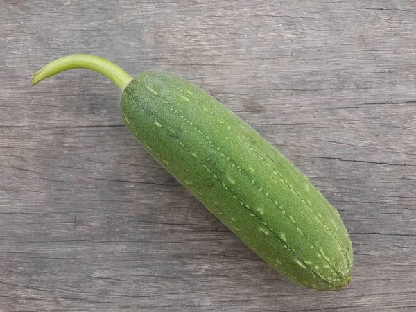 Verse Groene Spons Kalebas Houten Vloer Luffa Cylindrica — Stockfoto