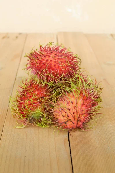 Fruits Rouges Rambutan Sur Planche Bois — Photo