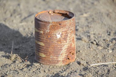 Yerdeki paslı teneke kutuyu kapat.