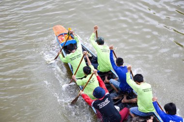 Chachoengsao,Tayland - 8 Kasım : Geleneksel Tay uzun teknelerinde tanımlanamayan mürettebat Ülke kupası sırasında yarışıyor. Geleneksel Uzun Tekne Yarışı Şampiyonası