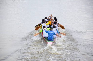 Chachoengsao,Tayland - 8 Kasım : Geleneksel Tay uzun teknelerinde tanımlanamayan mürettebat Ülke kupası sırasında yarışıyor. Geleneksel Uzun Tekne Yarışı Şampiyonası