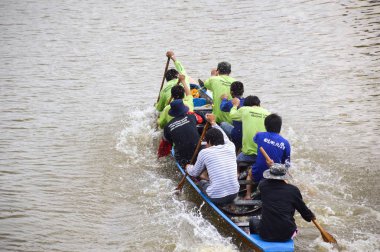 Chachoengsao,Tayland - 8 Kasım : Geleneksel Tay uzun teknelerinde tanımlanamayan mürettebat Ülke kupası sırasında yarışıyor. Geleneksel Uzun Tekne Yarışı Şampiyonası