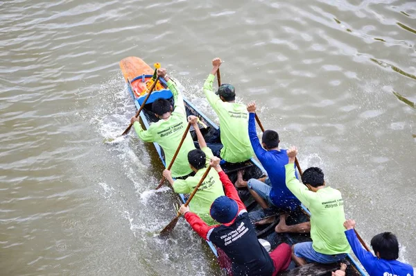 Chachoengsao,Tayland - 8 Kasım : Geleneksel Tay uzun teknelerinde tanımlanamayan mürettebat Ülke kupası sırasında yarışıyor. Geleneksel Uzun Tekne Yarışı Şampiyonası