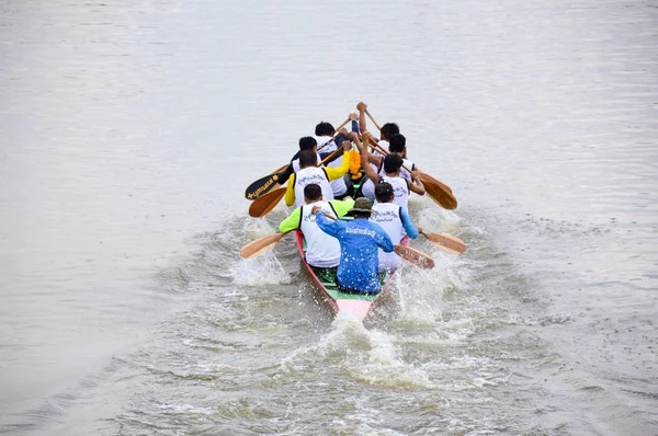 Chachoengsao,Tayland - 8 Kasım : Geleneksel Tay uzun teknelerinde tanımlanamayan mürettebat Ülke kupası sırasında yarışıyor. Geleneksel Uzun Tekne Yarışı Şampiyonası