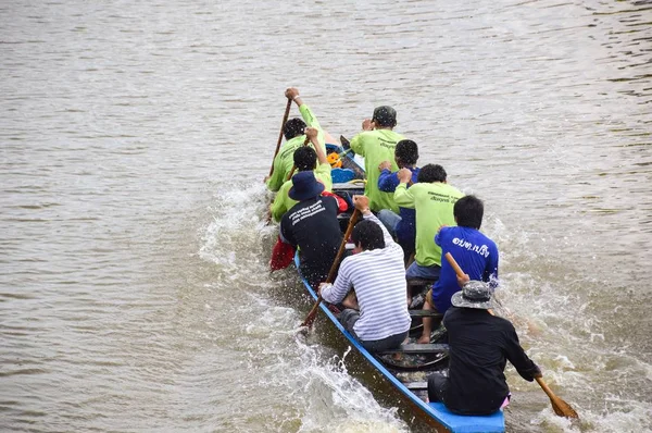 Chachoengsao,Tayland - 8 Kasım : Geleneksel Tay uzun teknelerinde tanımlanamayan mürettebat Ülke kupası sırasında yarışıyor. Geleneksel Uzun Tekne Yarışı Şampiyonası