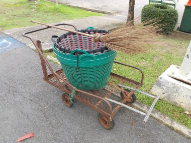 doğa bahçesinde temizlik aracı 