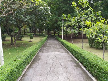 Doğa bahçesindeki geçidi kapatın.