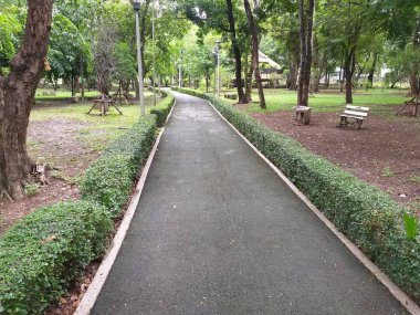 Doğa bahçesindeki geçidi kapatın.