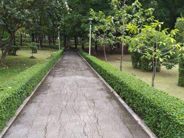 Doğa bahçesindeki geçidi kapatın.