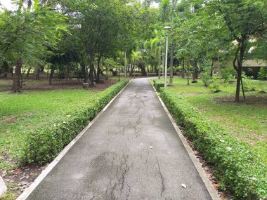 Doğa bahçesindeki geçidi kapatın.