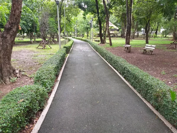 Doğa bahçesindeki geçidi kapatın.