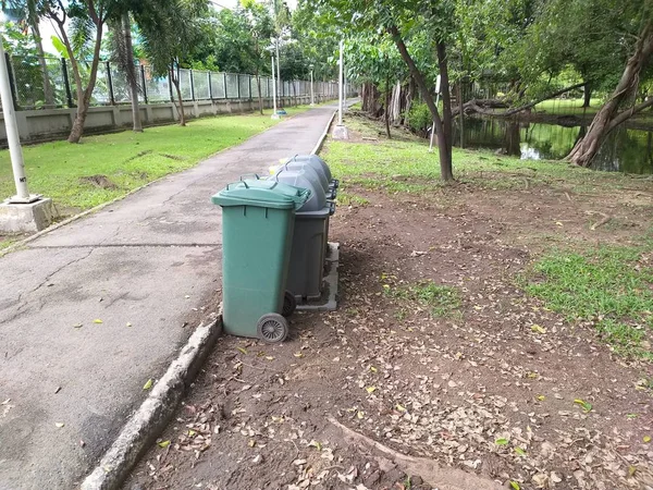 自然花园内的绿色塑料桶 — 图库照片