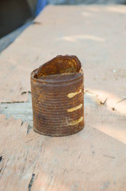 ahşap kalas üzerinde paslı olabilir