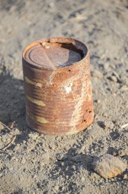 Yerdeki paslı teneke kutuyu kapat.