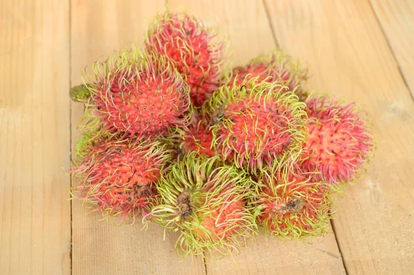 Fruta Rambutan Vermelho Tábua Madeira — Fotografia de Stock