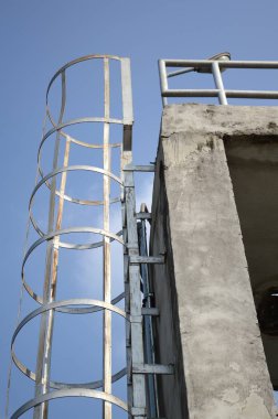 Güvenli metal merdiven terasa