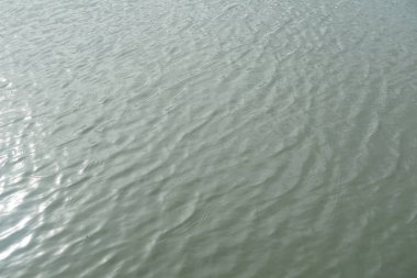 su yüzeyindeki dalgaları kapatmak