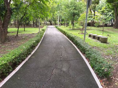 Doğa bahçesindeki geçidi kapatın.