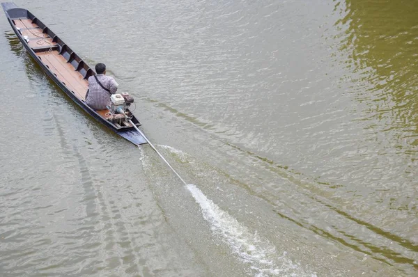 Chachoengsao Thailand November 2015 Fiskare Båten Går Framåt Floden — Stockfoto