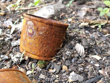 Yerdeki paslı teneke kutuyu kapat.