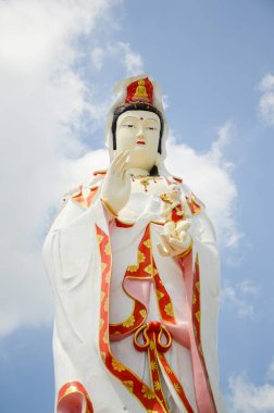 Chachoengsao ,Tayland - 1 Aralık 2015 : Saman tapınağında guan yin heykel standı, Tayland