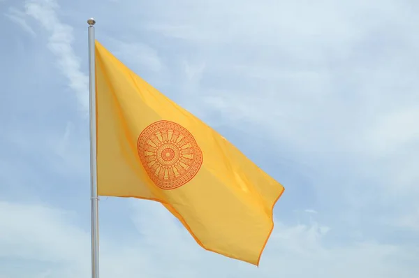Buddhistische Gelbe Flagge Blauen Himmel — Stockfoto