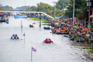 Chachoengsao,Tayland - 8 Kasım : Geleneksel Tay uzun teknelerinde tanımlanamayan mürettebat Ülke kupası sırasında yarışıyor. Geleneksel Uzun Tekne Yarışı Şampiyonası