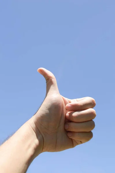 Хорошо Знак Руки Голубом Небе — стоковое фото