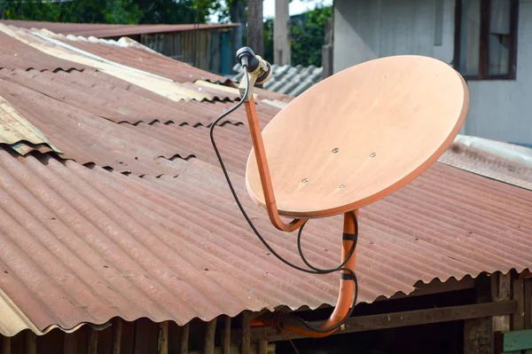 Nahaufnahme Rote Satellitenschüssel Auf Dem Dach — Stockfoto