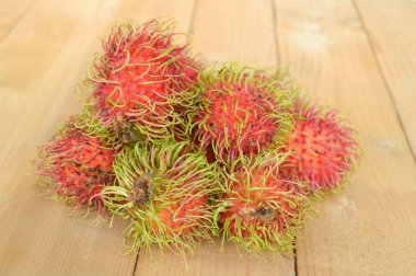 Tahtadaki rambutan meyvesi.