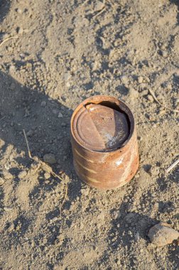 Yerdeki paslı teneke kutuyu kapat.