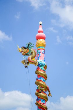 Tayland tapınağındaki altın ejder heykeli.