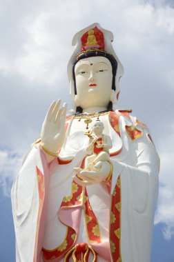 Chachoengsao ,Tayland - 1 Aralık 2015 : Saman tapınağında guan yin heykel standı, Tayland