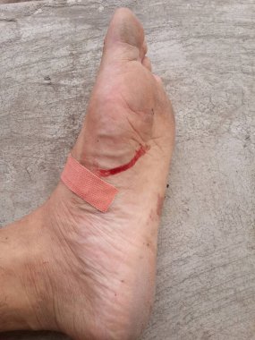 Ayağını çimento zeminine kapat.