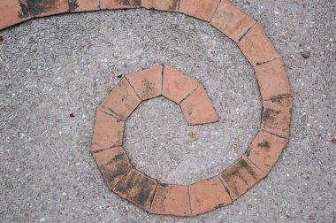 Bahçedeki eski tuğla döşeme dokusunu kapat.