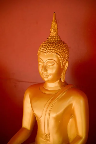 Uzavřete Zlatou Sochu Buddhy Chrámu Thajsko — Stock fotografie
