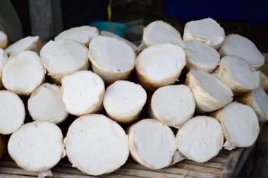 Çarşıda bambu filizini kapatın.