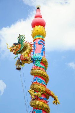 Tayland 'daki halk tapınağında Çin ejderhası heykeli.