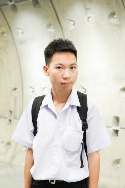 Taylandlı üniformalı öğrenciyi kapatın.