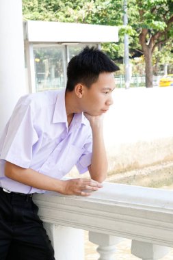 Yakışıklı Taylandlı üniformalı öğrenciyi yakından çek.