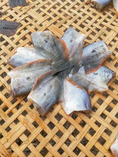 Ξερά Ψάρια Ωμά Τρόφιμα Καλαθάκι Μπαμπού — Φωτογραφία Αρχείου