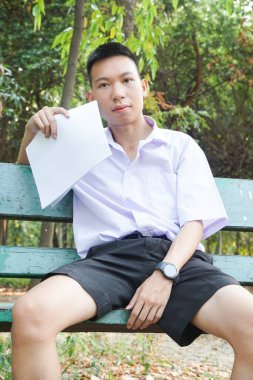 Taylandlı üniformalı öğrenciyi kapatın.