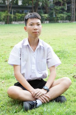 Doğa bahçesinde yakışıklı bir adam var.