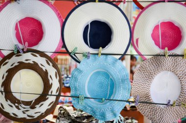 Piyasada renkli plastik şapka