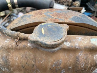 Arabanın kaputunun altındaki eski radyatör kapağını kapat.