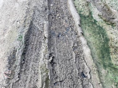 Yerdeki kuru tekerlek yolunu kapatın.