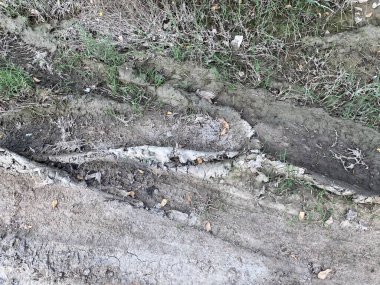 Yerdeki kuru tekerlek yolunu kapatın.