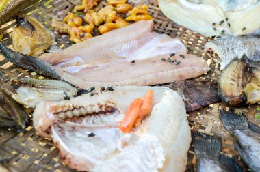 Kuru Nil tilapia tuzlu balığıyla uç