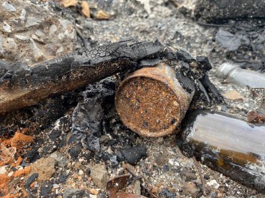 Kül ve teneke kutuyu yere yakın.